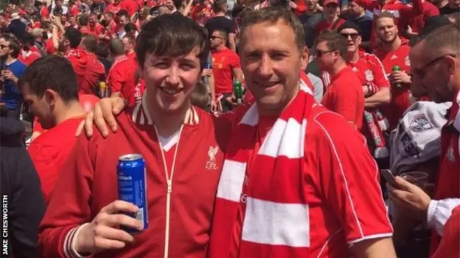 Джейк Чесуорт, його тато, а також інші члени сім'ї їдуть до Києва, але не у всіх є квитки