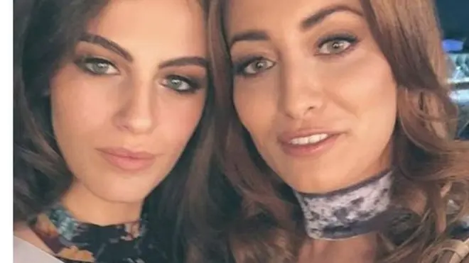 มิสอิสราเอล (ขวา) และมิสอิรัก (ซ้าย) เซลฟี่ในธีมส่งเสริมสันติภาพและความรัก