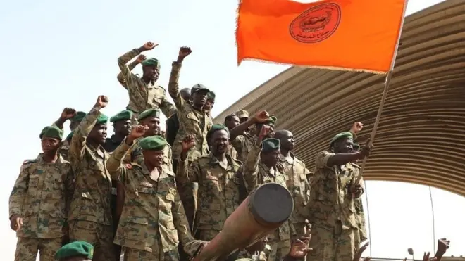 جنود سودانيون في أم درمان بعد الانقلاب