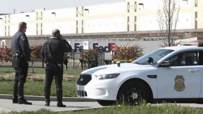 شرطيون أمام الموقع الذي شهد إطلاق النار