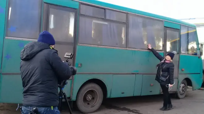 Переговорниця від України Ірина Геращенко через скло вітається з полоненими, яких відправили з "ЛНР"