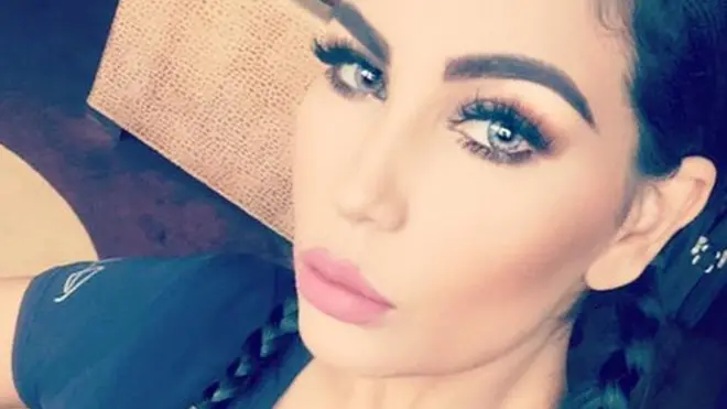 آریانا فیس بک اورانسٹاگرام پر اپنی تصاویر پوسٹ کرتی ہیں