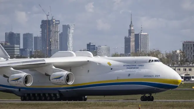 АН-225 "Мрія" в аеропорту імені Шопена у Варшаві
