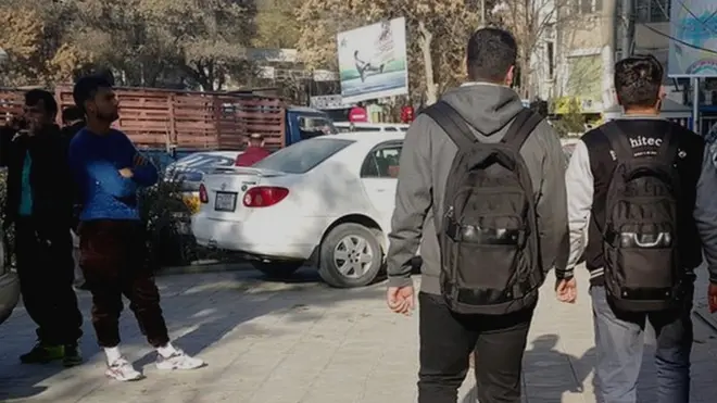 له حسیب احمدزي او مصطفی احمدي سره یوځای د کابل نوي ښار سيمه کې د حسیب په نامه هغه هټیوال څنګ ته لاړم چې په انلاین بڼه یې موبایل اخیستی و. ویل یې فیسبوک کې مې د موبایل اعلان ولید چې پکې ویل شوي و، تر کوره یې در رسوو: