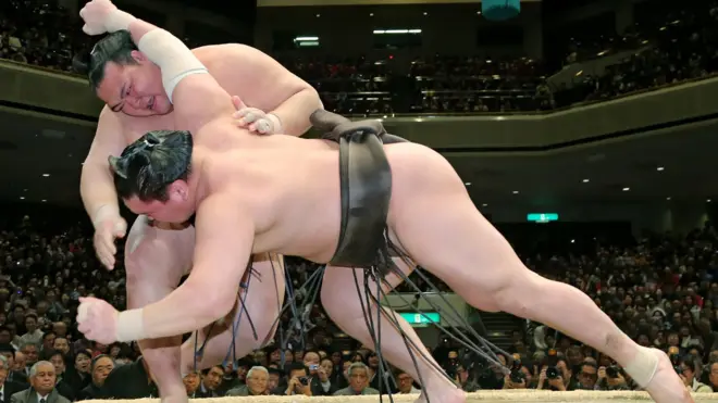 Kinesato venció a Hakuho