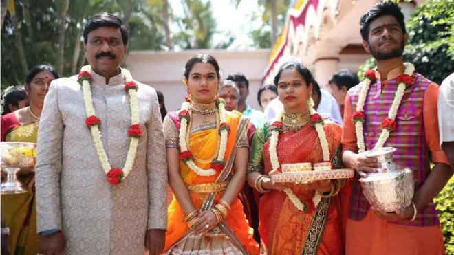 Janardhana Reddy (esq.) com a filha e outros membros da família