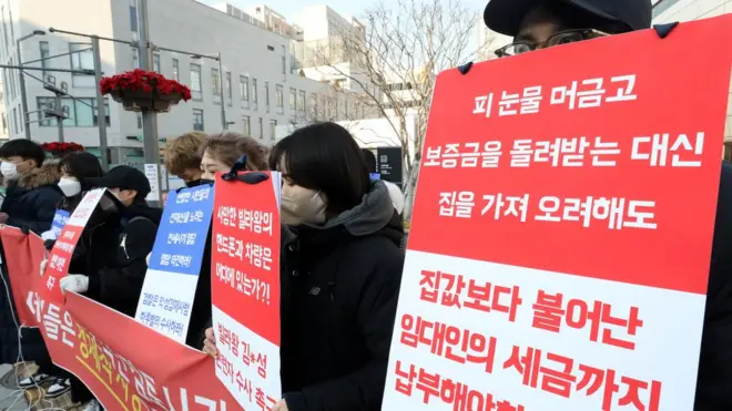 주택 1139채를 보유하다 사망한 일명 '빌라왕' 김모 씨 사건 피해 임차인들이 27일 오후 세종시 국토교통부 앞에서 집회를 열고 전세사기 피해자를 위한 법안 마련 및 관련자 수사를 요구하고 있다