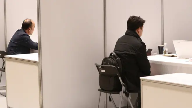 작년 12월 1일 서울 강남구 코엑스에서 열린 취업 정보 박람회에서 구직자들이 현장면접을 보고 있다