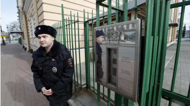 Seorang petugas keamanan Rusia berjaga di luar gedubg Konsulat Inggris di St Petersburg. Selain mengusir 23 diplomat Inggris, Rusia juga menutup British Council dan Konsulat Inggris di St Petersburg.