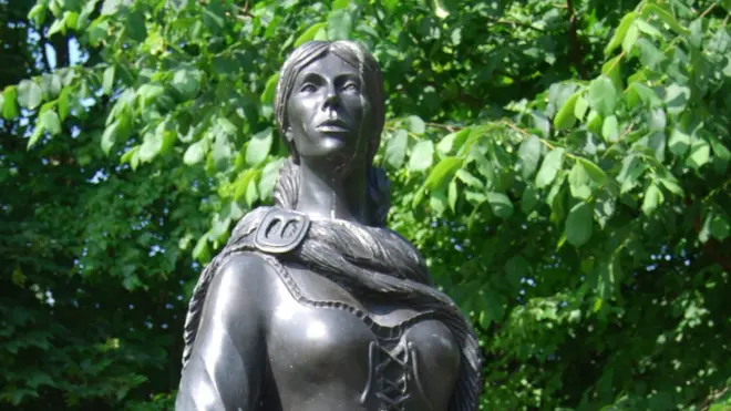 Patung Grace O'Malley di kota Westport, Irlandia