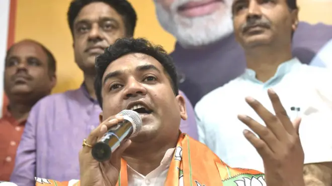 بی جے پی کے امیدوار کپل مشرا نے اگست 2019 میں عام آدمی پارٹی چھوڑ کر بھارتہ جنتا پارٹی میں شمولیت اختیار کی تھی