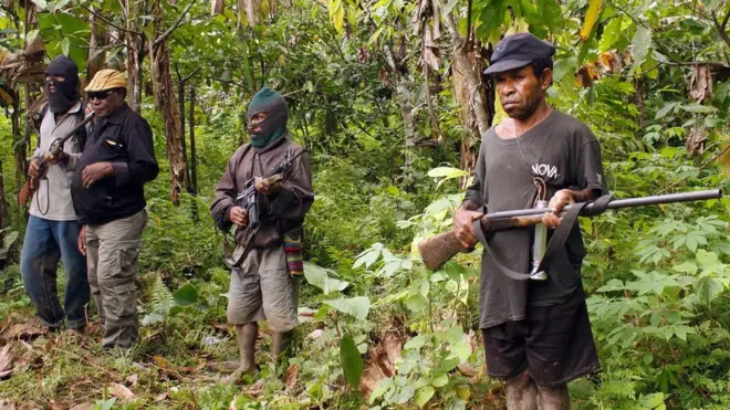 Anggota OPM muncul di hutan provinsi Papua pada 25 Juli 2009. Mereka menolak tuduhan berada di balik serangan dekat tambang emas Freeport.