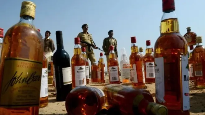 پاکستان میں زہریلی شراب پینے کے نتیجے میں ہلاکتوں کے واقعات تقریباً ہر برس رونما ہوتے ہیں