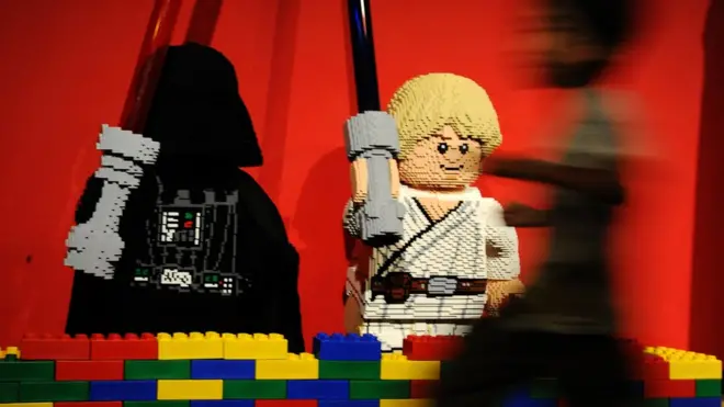 The Lego Movie 2 kembali menghadirkan para tokoh dari cerita fiksi lain, seperti Darth Vader dan Luke Skywalker dari Star Wars — tapi ini tak lagi terasa baru.