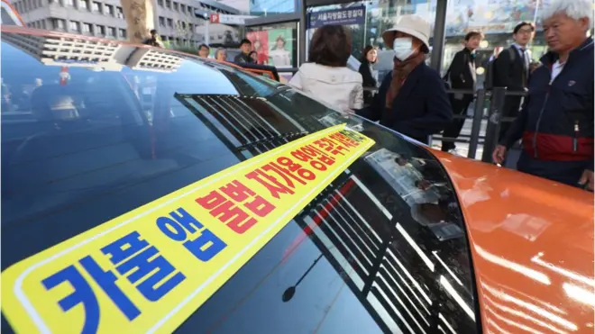 택시 업계가 '카풀' 서비스에 반발해 운행 중단을 예고했다