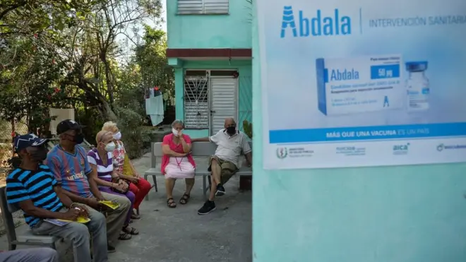 Người cao tuổi tại Havana chờ tiêm vaccine Abdala hôm 12/5/2021