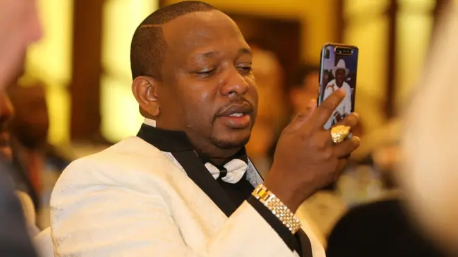 Sonko oo eegaya farriimaha telefoonkiisa