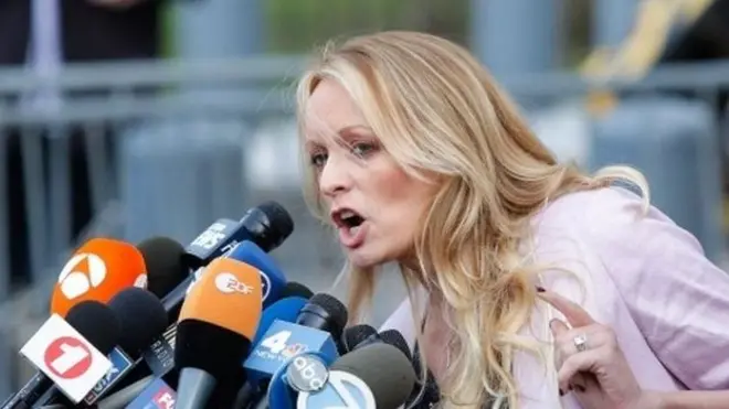 سٹورمی ڈینیئلز اپنے وکیل مائیکل اویناٹی کے ہمراہ