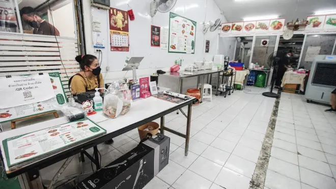 ร้านอาหารแห่งหนึ่งในกรุงเทพฯ ในวันบังคับใช้มาตรการห้ามร้านอาหารขายแบบนั่งกินในร้าน วันแรก (28 มิ.ย.) อนุญาตเฉพาะซื้อกลับเท่านั้น