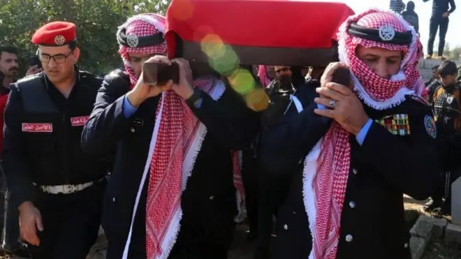 شهد الأردن مقتل ضابط وإصابة 49 رجل أمن في احتجاجات على رفع أسعار المشتقات النفطية