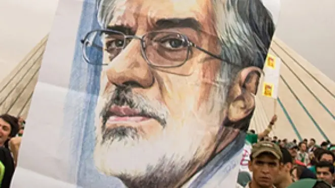 میرحسین موسوی بیش از ده سال است که در حبس خانگی است. فرمانده وقت نیروی انتظامی گفته آیت الله خامنه‌ای شخصا مسئولیت حبس آقای موسوی را به عهده گرفته است