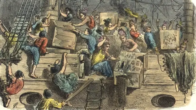 Lo que provocó lo que se conoce como Boston Tea Party o Motín de té de Boston fue la aprobación de una nueva ley que gravaba la importación de varios productos.