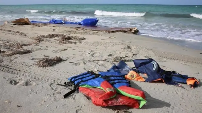 قال ثلاثة من الناجين من القارب إن معظم الغرقى باكستانيون.