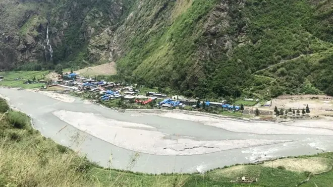 गण्डकी प्रदेशमा मर्स्याङ्दी नदी किनारको एक बस्ती। ठूलो बाढीका बेला यहाँ जोखिम बढ्ने गर्दछ।