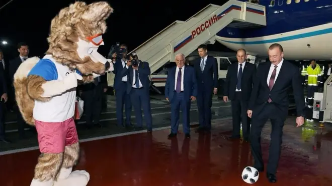 Azərbaycan prezidenti İlham Əliyev iyunun 12-si Rusiyaya işgüzar səfərə gəlib. Onu aeroportda 2018 Dünya Kubokunun rəsmi maskotu Zabivaka qarşılayıb.