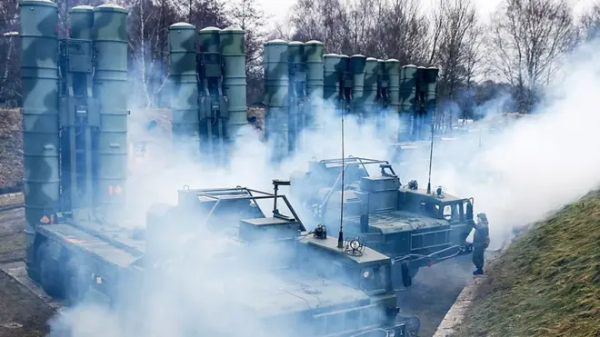 Россия начинает поставки С-400 в Турцию.