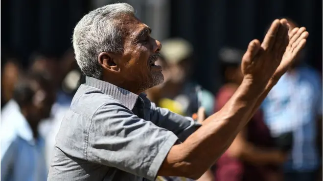 కొలంబోలోని ఒక చర్చి వద్ద విలపిస్తున్న వ్యక్తి