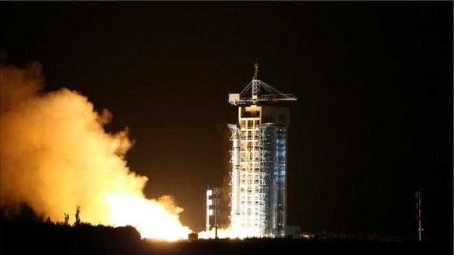 El satélite en el momento en que es lanzado desde el desierto de Gobi.