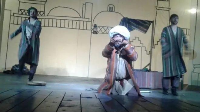 Para pemain teater mementaskan drama berjudul "The Death of the Usurer" dengan karakter pemain berjanggut.