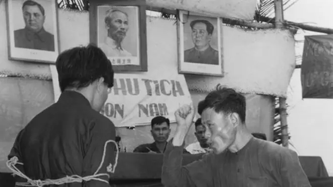 Hình Malenkov, Hồ Chí Minh và Mao Trạch Đông tại một vụ xử "địa chủ" thời Cải cách Ruộng đất