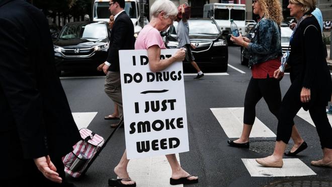 Женщины с плакатом, агитирующая за легализацию марихуаны