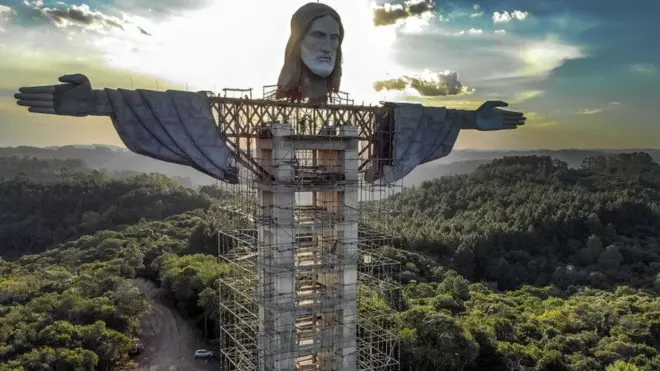 Kibba Biraailitti kan argamtu magaalaa Enkaataadootti siidaan Kiristoos ijaaramu kun meetira 43 dheerata