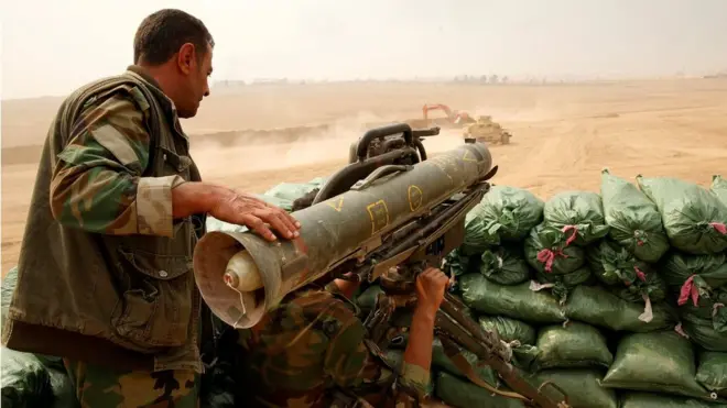 Un peshmerga kurdo alista un arma antitanques Milan para defenderse de un posible ataque suicida de EI, en Bashiqa, cerca de Mosul, Irak.