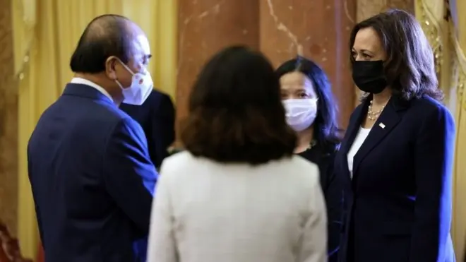 Phó Tổng thống Hoa Kỳ Kamala Harris gặp Chủ tịch Việt Nam Nguyễn Xuân Phúc