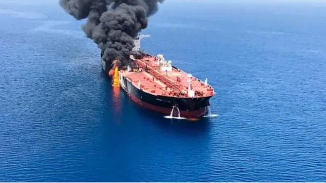 خلیج عمان میں دو تیل بردار ٹینکروں پر حملے کے بعد امریکہ اور ایران کے درمیان کشیدگی مزید بڑھ گئی ہے