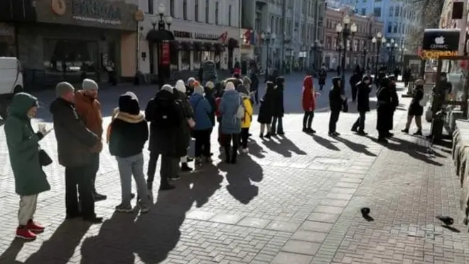 Россия банклари ташқарисида узун навбатлар аримаяпти