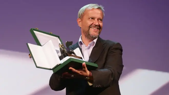 Емир Хаџихафизбеговић са статуом Златног лава, за улогу у филму „Таква су правила" Огњена Свиличића