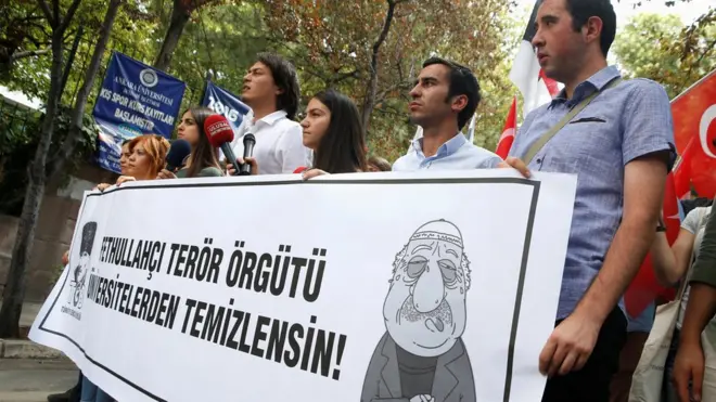 Сторонники Эрдогана считают, что за попыткой госпереворота стоит Фетхулла Гюлен