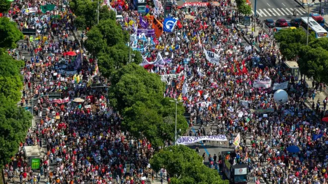 No Rio de Janeiro, manifestantes tomaram a Avenida Presidente Vargas, em direção à Candelária