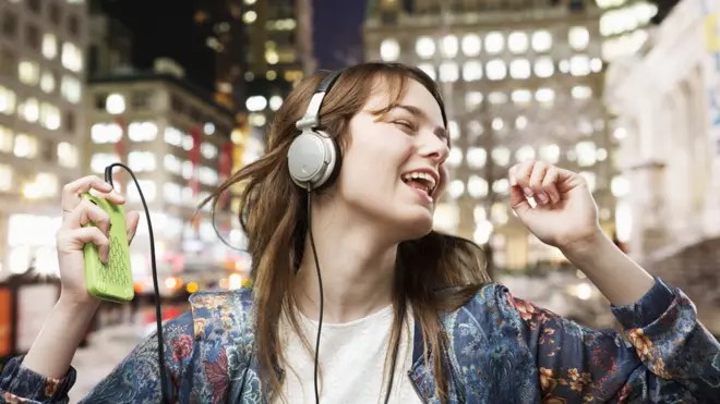 Joven escuchando música