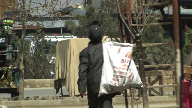 له پالنځیو پاتې بې سرپرسته ماشومان د خپلو کورنیو د مالي اړتیاوو د پوره کولو لپاره سخت کارونه کوي