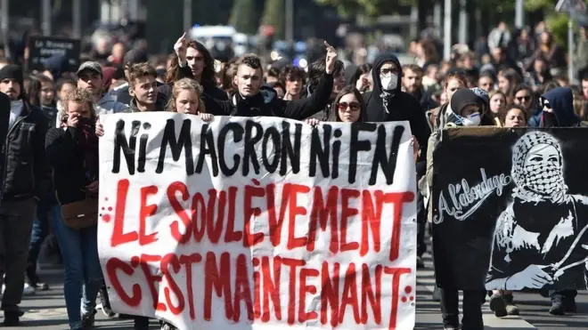 "Нет Макрону и нет - Национальному фронту. Восстание начинается", - гласит транспарант в руках молодых людей