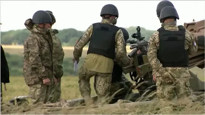 Знімальній групі BBC міністерство оборони вперше дозволило зняти підготовку українських солдатів у Британії, зберігаючи їхню анонімність