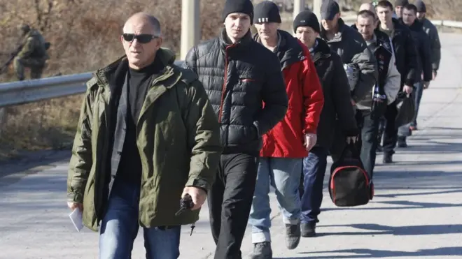 За кілька років список полонених скоротився, але останнім часом обміни не відбуваються. Архівне фото: обмін у 2015 році, м.Щастя