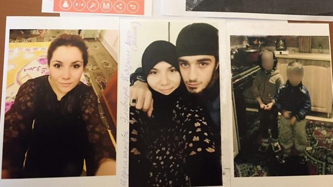 Женщины показали фотографии своих дочерей и внуков, которые попали к ИГ