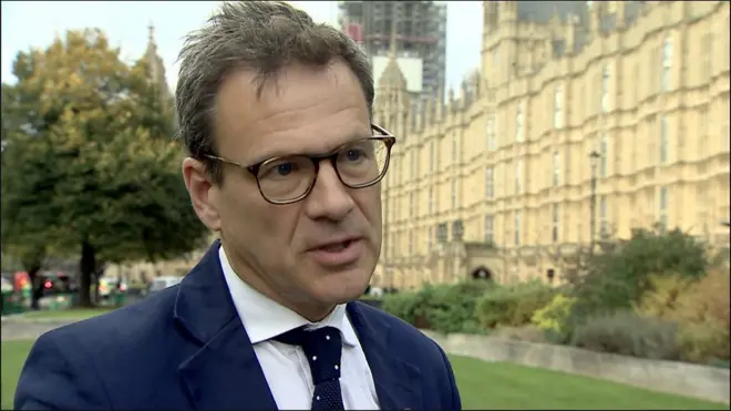 Роберт Сили - британский депутат, который проводит пресс-конференцию Bellingcat